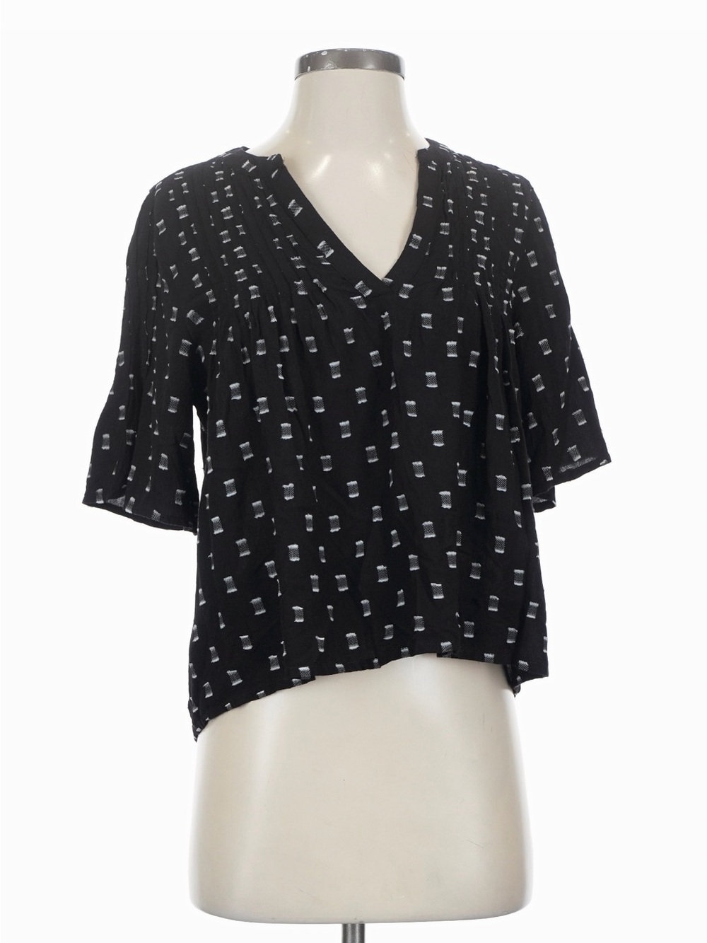 Evereve Black V-Neck Short Sleeve Top with White Dash Print